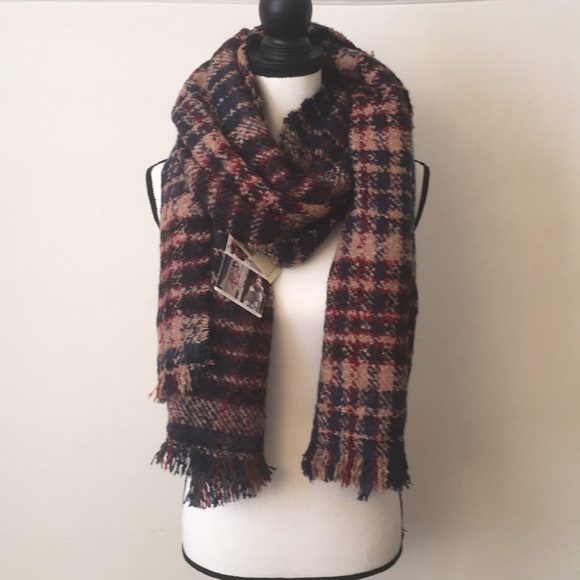 Collection 18 Accessories - Blanket scarf.